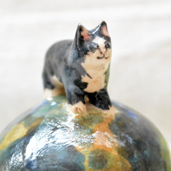 ネコの小物入れ　ハチワレ猫　緑とベージュ色　陶器・陶芸　猫　フタ付き小物入れ　四つ足・お散歩 8枚目の画像