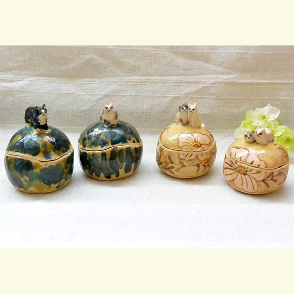 ネコの小物入れ　ハチワレ猫　緑とベージュ色　陶器・陶芸　猫　フタ付き小物入れ　四つ足・お散歩 12枚目の画像