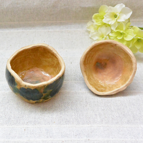 ネコの小物入れ ハチワレ猫 緑とベージュ色 陶器・陶芸 猫 フタ付き
