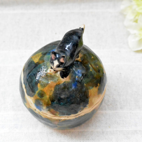 ネコの小物入れ　ハチワレ猫　緑とベージュ色　陶器・陶芸　猫　フタ付き小物入れ　四つ足・お散歩 9枚目の画像