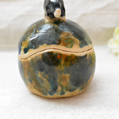 ネコの小物入れ ハチワレ猫 緑とベージュ色 陶器・陶芸 猫 フタ付き