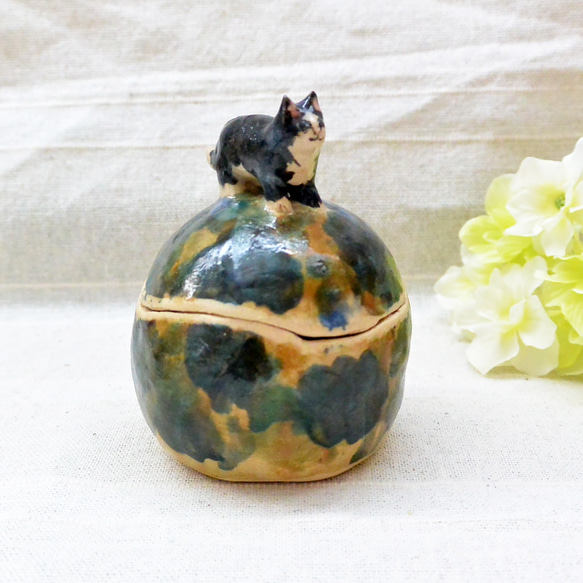 ネコの小物入れ　ハチワレ猫　緑とベージュ色　陶器・陶芸　猫　フタ付き小物入れ　四つ足・お散歩 7枚目の画像