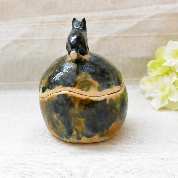 ネコの小物入れ　ハチワレ猫　緑とベージュ色　陶器・陶芸　猫　フタ付き小物入れ　四つ足・お散歩 6枚目の画像