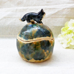 ネコの小物入れ　ハチワレ猫　緑とベージュ色　陶器・陶芸　猫　フタ付き小物入れ　四つ足・お散歩 4枚目の画像