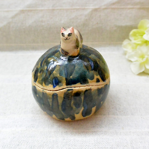白と茶色ネコの小物入れ 緑 スイカ風模様 陶器・陶芸 猫 ミックスねこ