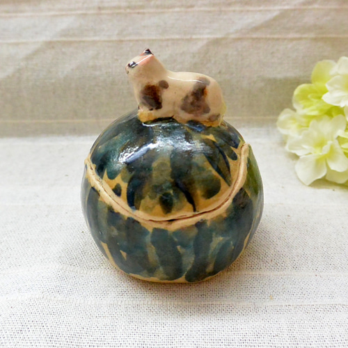 白と茶色ネコの小物入れ 緑 スイカ風模様 陶器・陶芸 猫 ミックスねこ