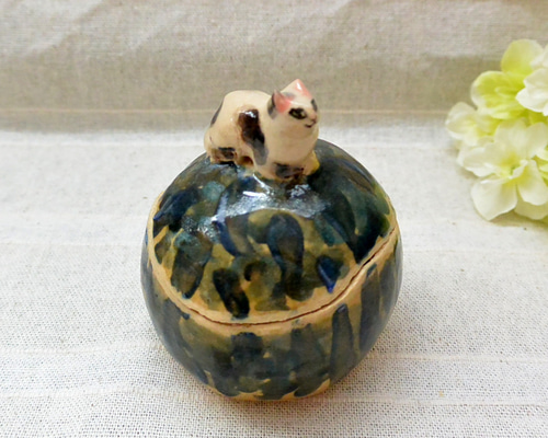 猫の絵の陶器小箱三個 白と茶色ネコの小物入れ 緑 スイカ風模様 陶器・陶芸 猫 ミックスねこ