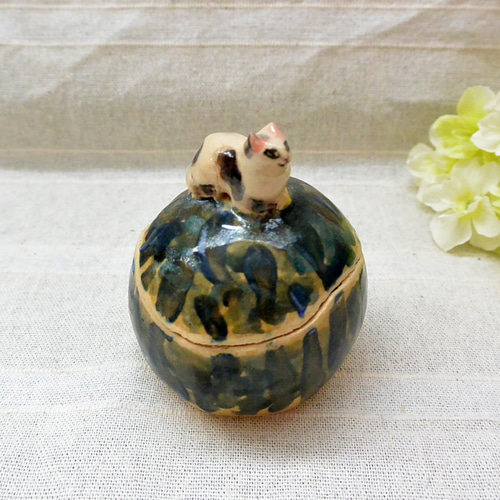 白と茶色ネコの小物入れ 緑 スイカ風模様 陶器・陶芸 猫 ミックスねこ