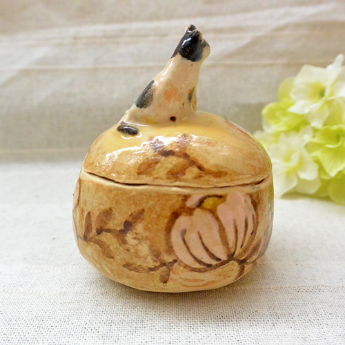 仲良しネコ2匹の小物入れ ベージュ・黄色 植物柄・花柄 陶器・陶芸 猫