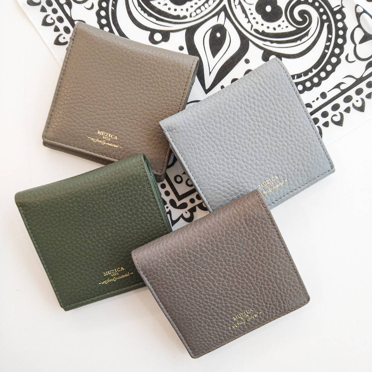 【インド撥水牛革】10c ２つ折り財布<限定4色>　本革　牛革　革財布　折り畳み財布　カラフル　M1018