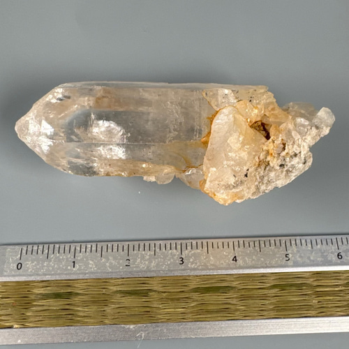 ガネーシュヒマール産 ヒマラヤ水晶 57ミリ 原石ポイント tu2434