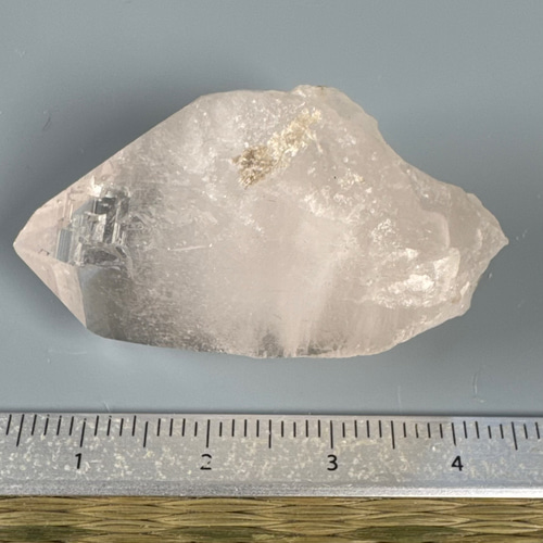 ガネーシュヒマール産 ヒマラヤ水晶 39ミリ 原石ポイント tu2437