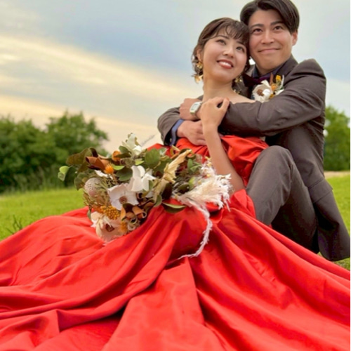 実例写真！カラードレス テラコッタ色 パフスリーブ 光沢サテン