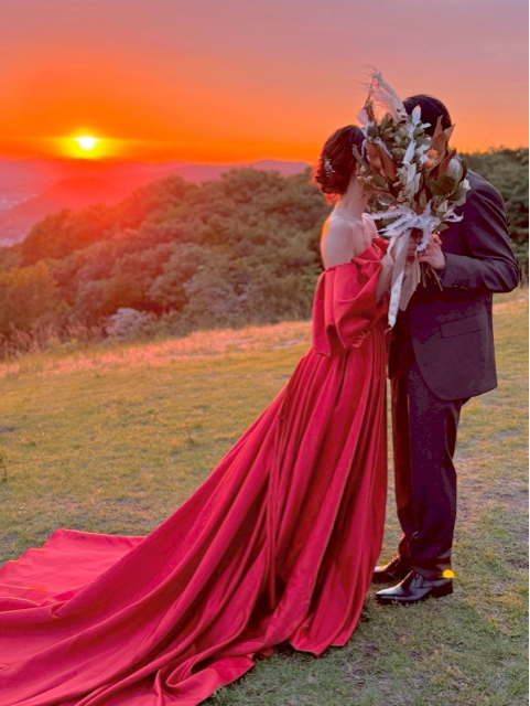 実例写真！カラードレス テラコッタ色 パフスリーブ 光沢サテン Aライン 前撮り 二次会 派手な