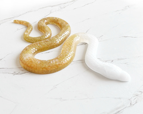 209 白金蛇 シトリン オルゴナイト レジン 樹脂 天然石 置物