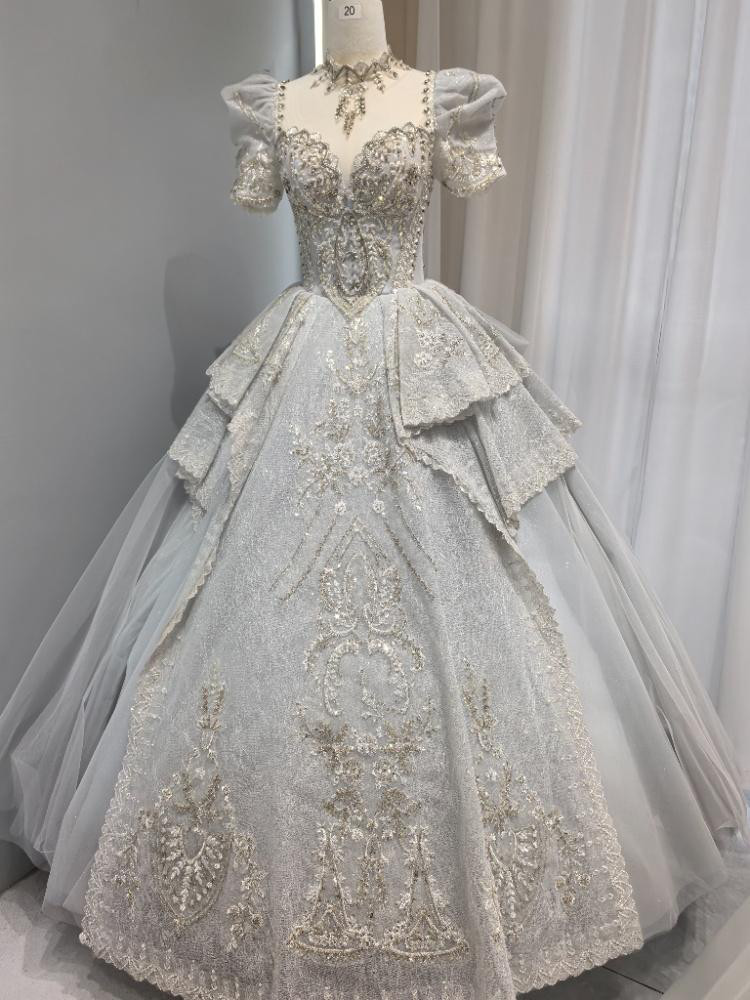 贅沢 立体感と質感  パフスリーブ  メタリックファブリック ウエディングドレス 結婚式 花嫁 挙式三 次会D103