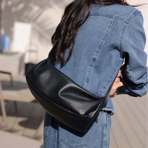 ○黒○上質な厚手の天然牛革○柔らかいレザーのショルダーバッグ