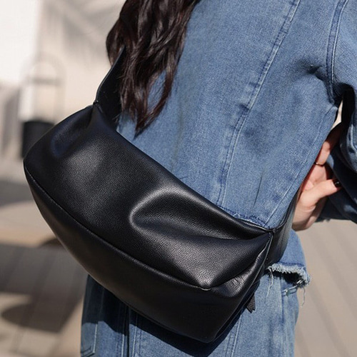 ○黒○上質な厚手の天然牛革○柔らかいレザーのショルダーバッグ