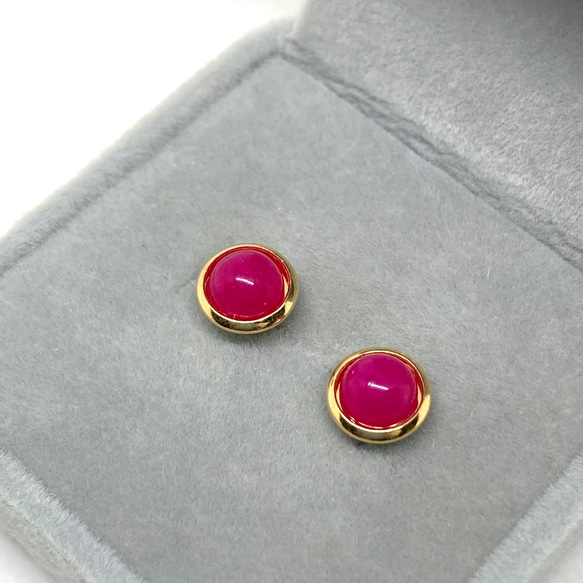 117【フューシャピンクカルセドニー】天然石カボションピアス＊6mm 1枚目の画像