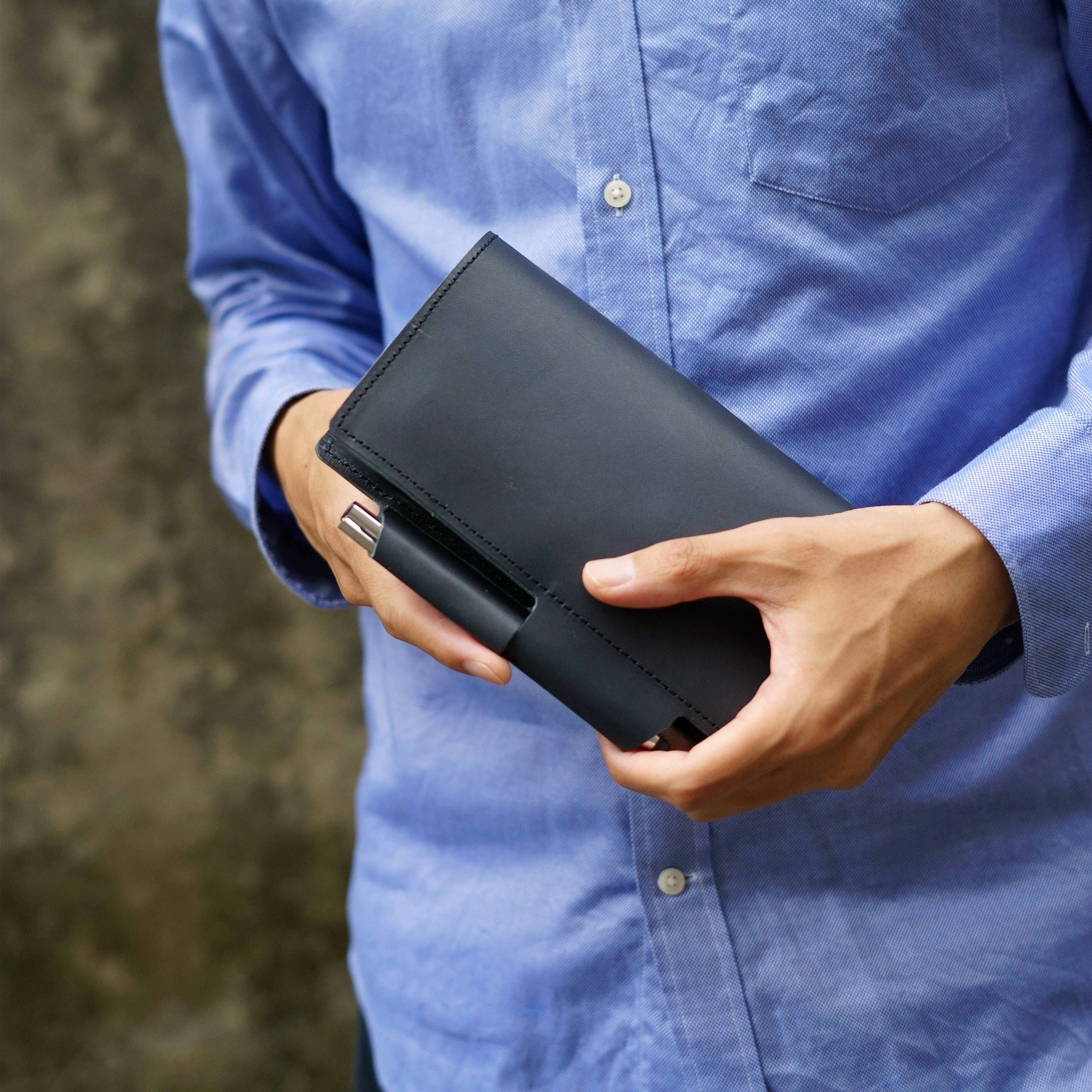 ほぼ日手帳ヌメ革レザーケース　手帳カバー　A6サイズの手帳に　ペンを差し込んで　ヌメ革のしおりつき