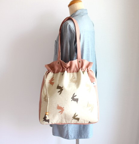 ぴょんぴょんウサギの巾着ショルダーバッグ