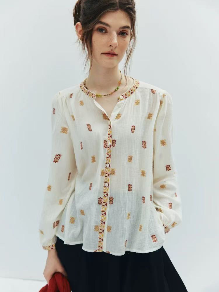 ラウンドネック　パフスリーブ　刺繡ブラウス　長袖ブラウス　コットン