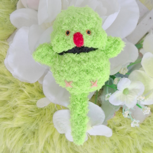 ハンドメイド　ぬいぐるみ　ミヤマオウム 月オウムのぬいぐるみは、頭から尾まで10.5cmと少し大きめのサイズです