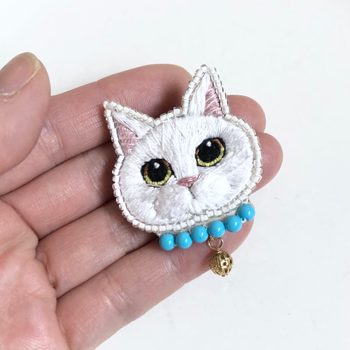 白猫 ブローチ ねこ刺繍 (2way／バッグチャーム可）ギフト 猫の