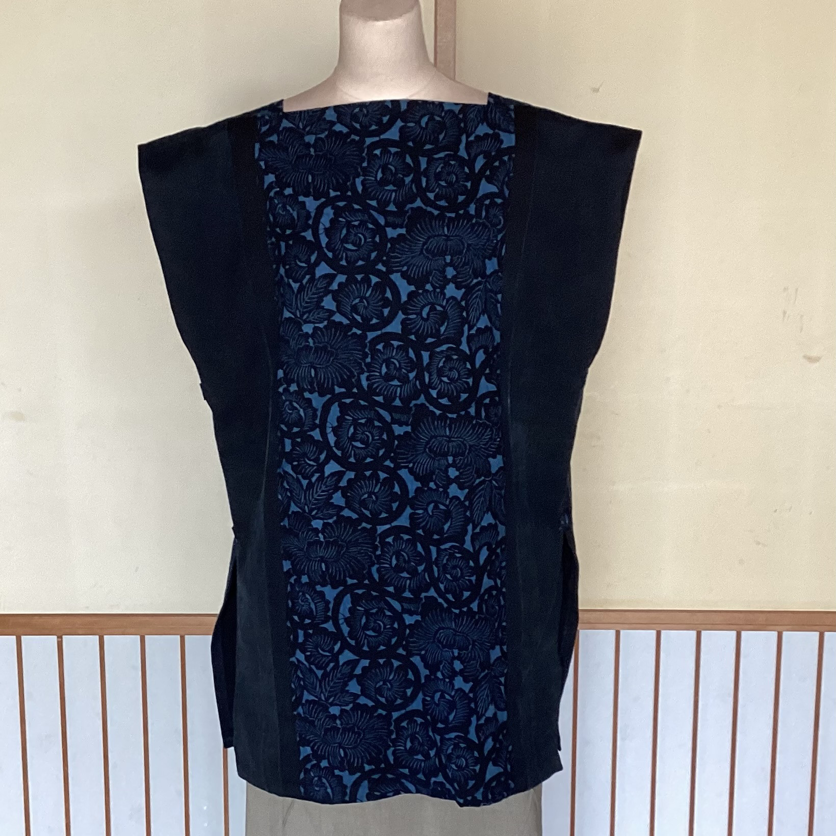 藍型染めと無地2種のチュニック