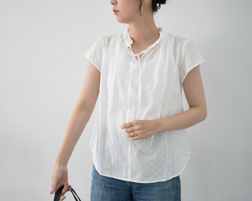 pas de calais - パドカレ　ピンタックブラウス　Ｖネック　ふんわり　半袖　ホワイト　コットン 36 nqtp010151ze1.jpg