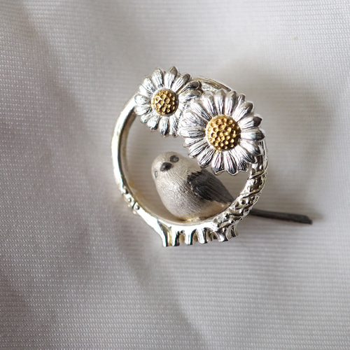 枝にとまるシマエナガと花のSilverピンブローチ ブローチ naturama