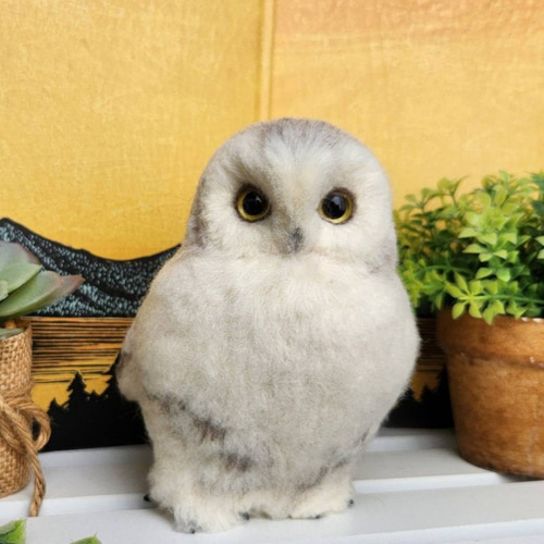 羊毛フェルト製フクロウの置物　シロフクロウ　18㎝ ハンドメイド 羊毛フェルト製置物 シロフクロウ - メルカリ