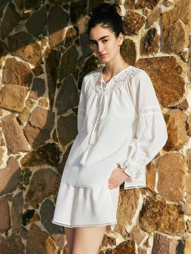 刺繡　Vネックブラウス　長袖ブラウス　シルクとコットン生地