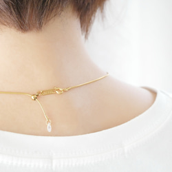 長さ調節できる一粒ターコイズ × 華奢なスネークチェーンネックレス／ゴールド　夏アクセサリー　サージカル金アレ対応 8枚目の画像