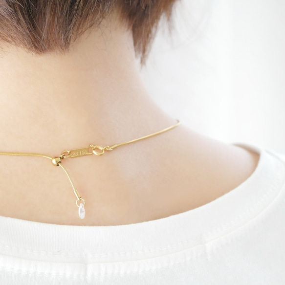 長さ調節できる一粒ターコイズ × 華奢なスネークチェーンネックレス／ゴールド　夏アクセサリー　サージカル金アレ対応 8枚目の画像