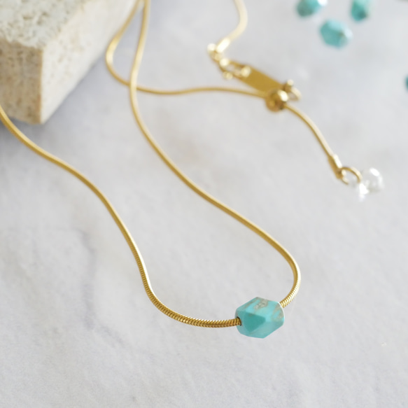 長さ調節できる一粒ターコイズ × 華奢なスネークチェーンネックレス／ゴールド　夏アクセサリー　サージカル金アレ対応 3枚目の画像