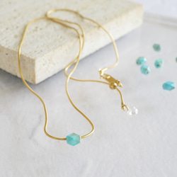 長さ調節できる一粒ターコイズ × 華奢なスネークチェーンネックレス／ゴールド　夏アクセサリー　サージカル金アレ対応 2枚目の画像