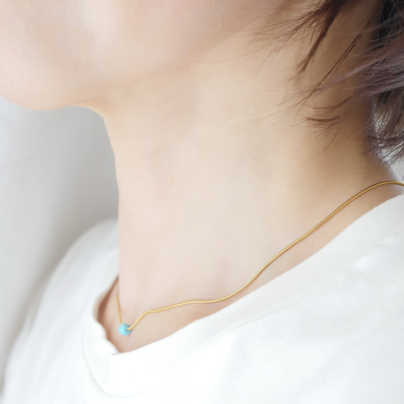 長さ調節できる一粒ターコイズ × 華奢なスネークチェーンネックレス／ゴールド　夏アクセサリー　サージカル金アレ対応 5枚目の画像