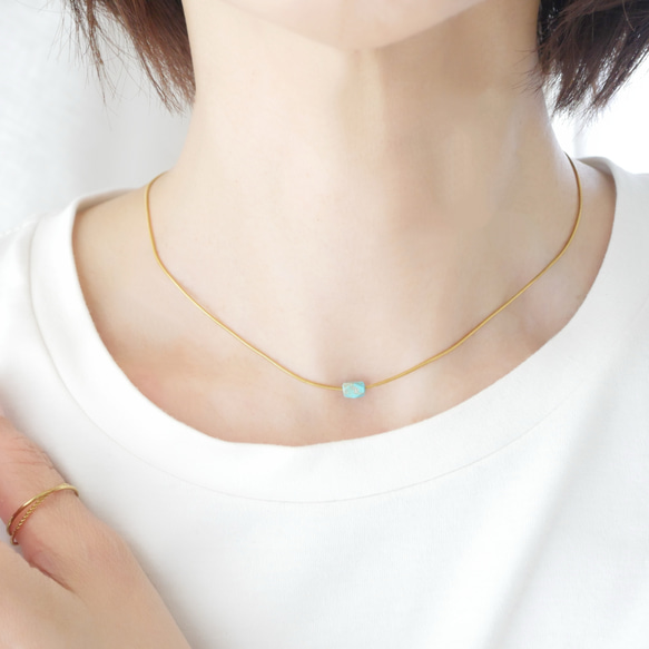 長さ調節できる一粒ターコイズ × 華奢なスネークチェーンネックレス／ゴールド　夏アクセサリー　サージカル金アレ対応 1枚目の画像