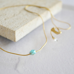長さ調節できる一粒ターコイズ × 華奢なスネークチェーンネックレス／ゴールド　夏アクセサリー　サージカル金アレ対応 11枚目の画像