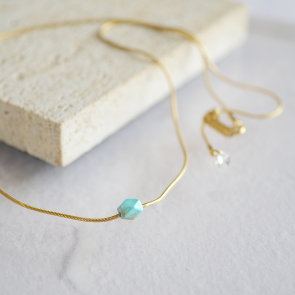 長さ調節できる一粒ターコイズ × 華奢なスネークチェーンネックレス／ゴールド　夏アクセサリー　サージカル金アレ対応 11枚目の画像