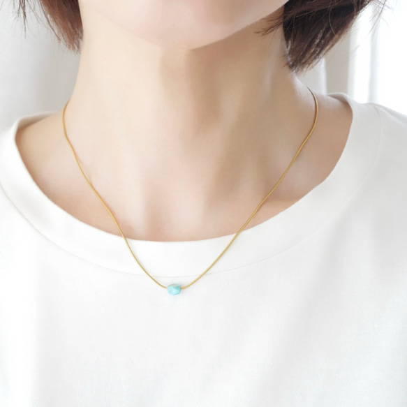 長さ調節できる一粒ターコイズ × 華奢なスネークチェーンネックレス／ゴールド　夏アクセサリー　サージカル金アレ対応 6枚目の画像