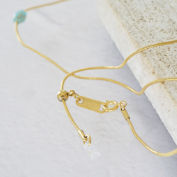 長さ調節できる一粒ターコイズ × 華奢なスネークチェーンネックレス／ゴールド　夏アクセサリー　サージカル金アレ対応 4枚目の画像