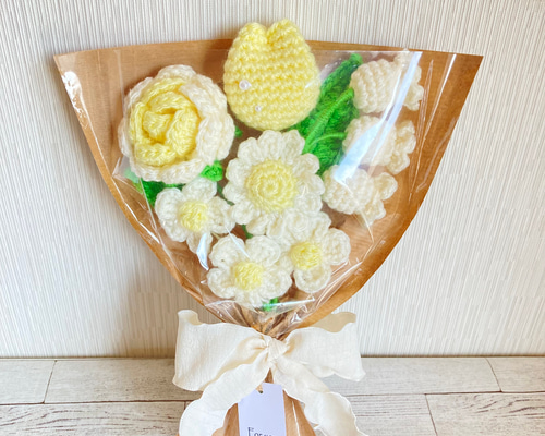 花束を手に Amazon｜JOMODECOR ハンドメイド かぎ針編み バラの忘れな花束