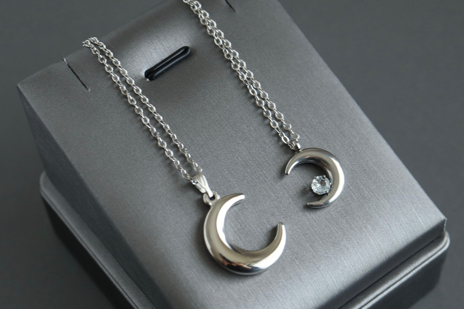 アクアマリンのペアペンダント＊天然石＊3月誕生石＊三日月＊サージカルステンレス【crescent moon】