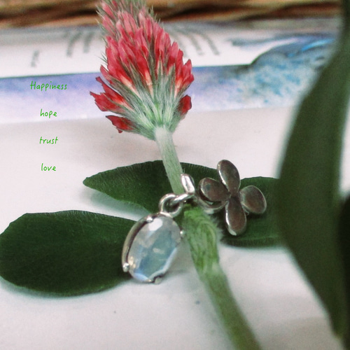 【SV925】幸せを運ぶ四つ葉のクローバーとレインボームーンストーンのペンダント SV925】幸せを運ぶ四つ葉のクローバーとレインボームーンストーンの