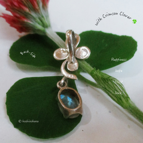 【SV925】幸せを運ぶ四つ葉のクローバーとレインボームーンストーンのペンダント SV925】幸せを運ぶ四つ葉のクローバーとレインボームーンストーンの