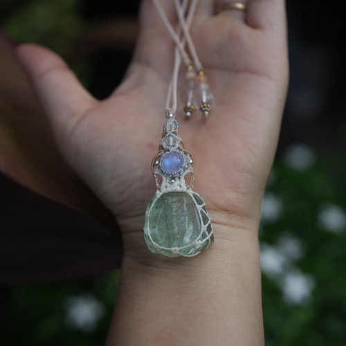 フローライトのマクラメネックレス フローライト+アクアマリンのマクラメ編み 天然石ネックレス