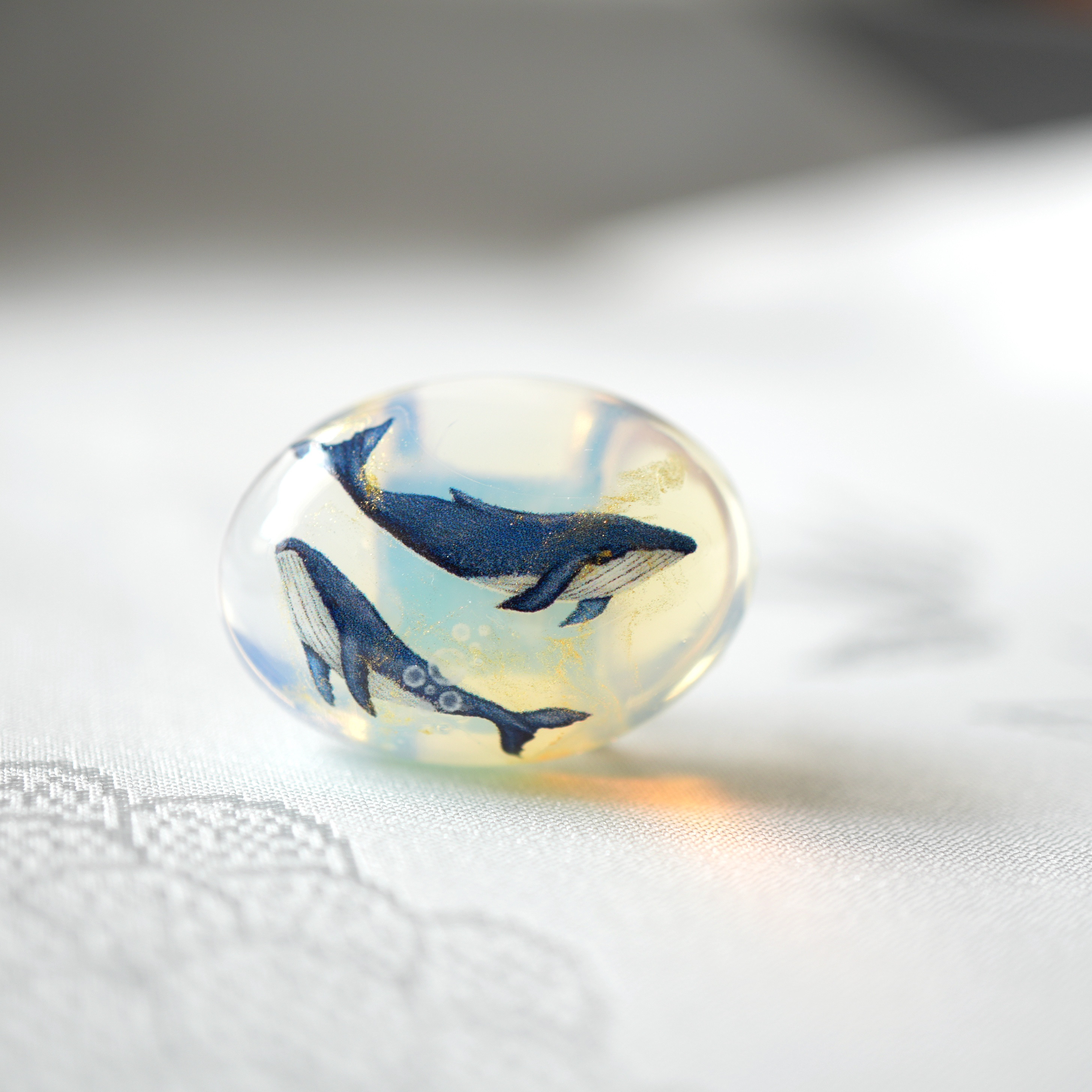 (受注制作)天然石オパールと二匹のクジラの帯留め　ポニーフック ブローチ