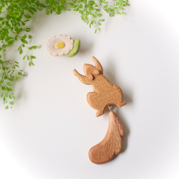 【セット】＊リス と お花＊ 木彫りブローチ　／ 北欧 ナチュラル ギフト アクセサリー プレゼント 1枚目の画像
